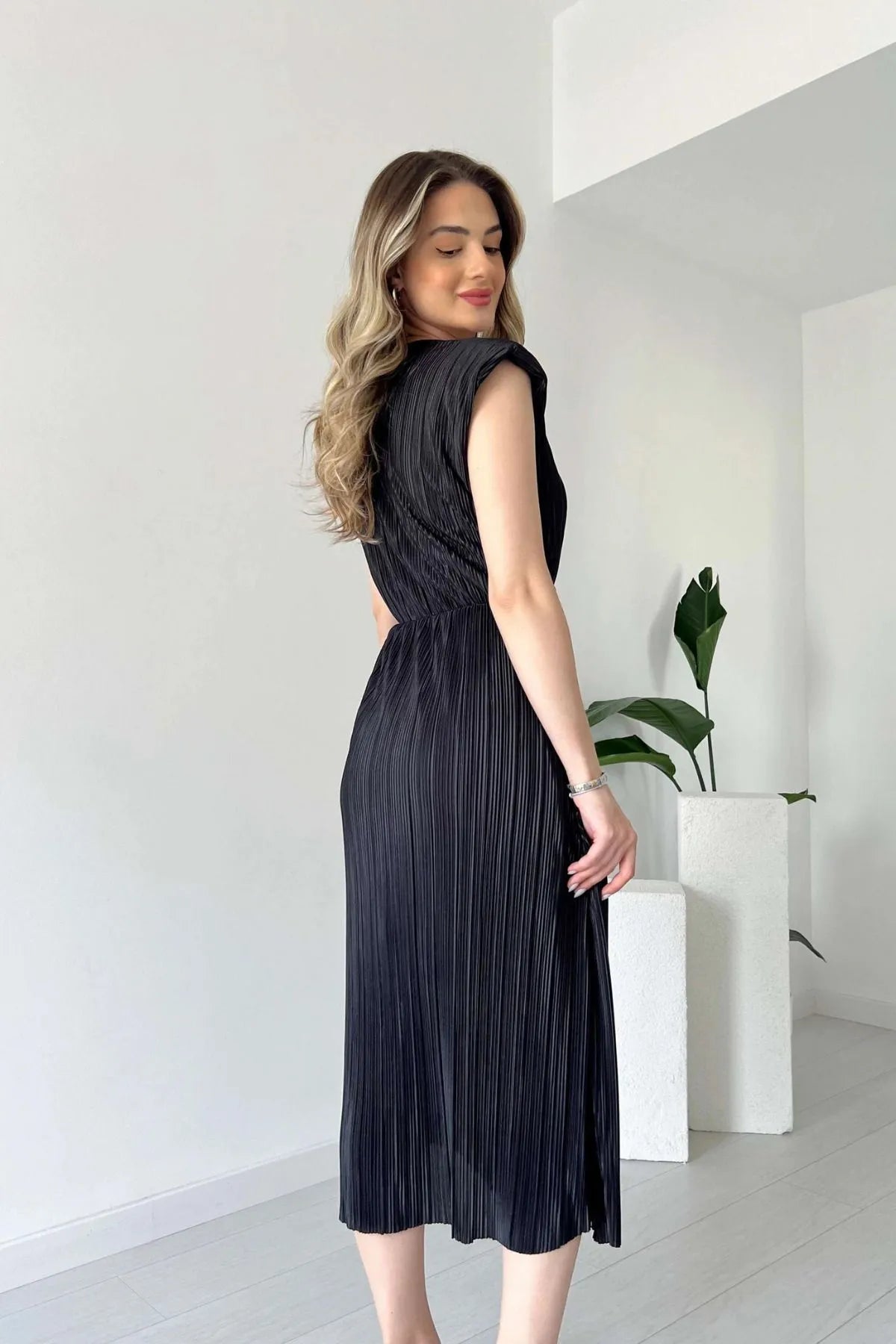 Nyxa Pleated Dress – Black